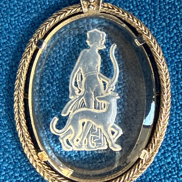 Vintage Avon Goddess Diana Huntress Intaglio Glass Cameo Pendant Necklace 1973 - Picture 2 of 4